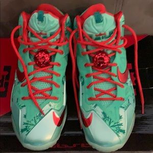LeBron XI Christmas edition